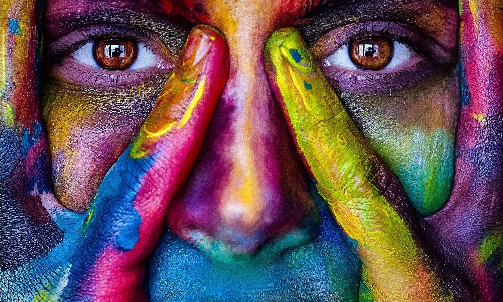 Visage de femme peint de couleurs vives